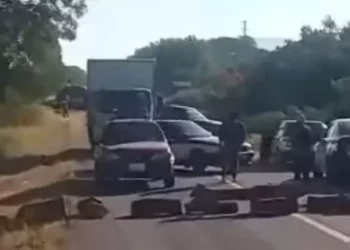 VIDEO | Bloqueo indefinido en la carretera Istmo–Oaxaca por exigencia de obras