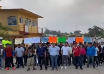 Extrabajadores de ABCD Arquitectura bloquean obra ferroviaria en Matías Romero por finiquitos atrasados