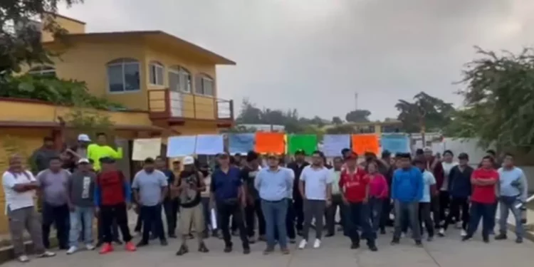 Extrabajadores de ABCD Arquitectura bloquean obra ferroviaria en Matías Romero por finiquitos atrasados