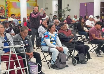 Beneficiarios expresaron su gratitud al recibir una de las sillas.