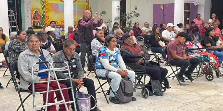 Beneficiarios expresaron su gratitud al recibir una de las sillas.