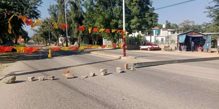 Foto: Jesús Santiago // Bloqueo de padres de familia de la escuela secundaria de Cuilapam de Guerrero.