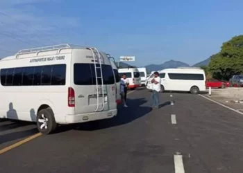Foto: redes sociales // Bloqueo de transportes tipo Urvan que denuncian competencia desleal.