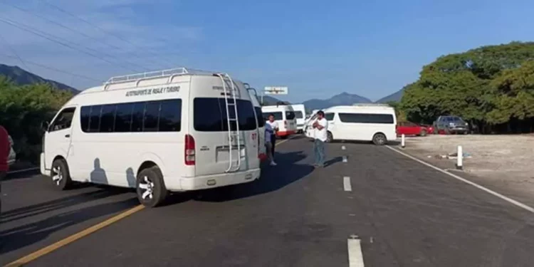 Foto: redes sociales // Bloqueo de transportes tipo Urvan que denuncian competencia desleal.