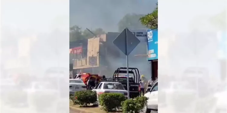 Controlan incendio en avenida comercial de Huajuapan.