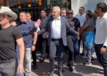 VIDEO | Indignación en Uruapan: Gritos de “¡Asesino!” reciben a gobernador en velorio de Carlos Manzo