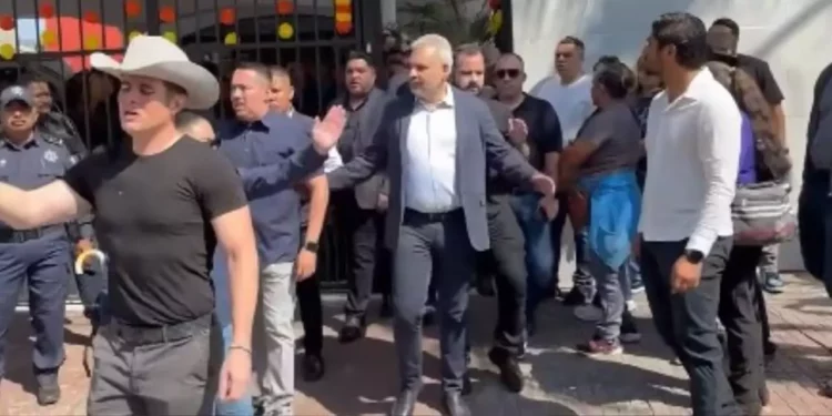 VIDEO | Indignación en Uruapan: Gritos de “¡Asesino!” reciben a gobernador en velorio de Carlos Manzo