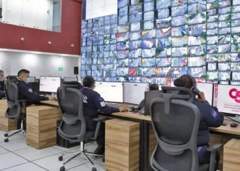 Cuenta con cien pantallas activas, estaciones de drones, líneas de emergencia reforzadas y acceso al Registro Público Vehicular.