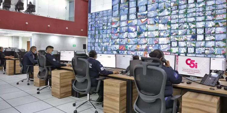 Cuenta con cien pantallas activas, estaciones de drones, líneas de emergencia reforzadas y acceso al Registro Público Vehicular.