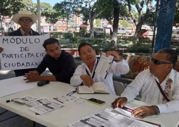 Ciudadanos promoventes iniciaron en Huajuapan la recolección de firmas para respaldar el proceso.
