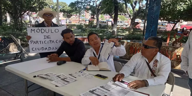 Ciudadanos promoventes iniciaron en Huajuapan la recolección de firmas para respaldar el proceso.