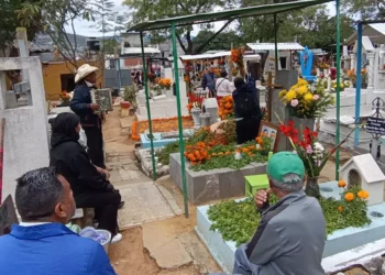 Foto: Lisbeth Mejía // Con música y comida acudieron familiares a visitar el panteón del Ex Marquesado a personas que han partido.