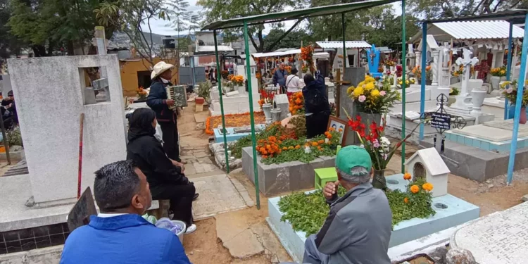 Foto: Lisbeth Mejía // Con música y comida acudieron familiares a visitar el panteón del Ex Marquesado a personas que han partido.