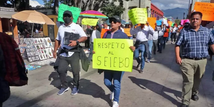 Foto: Adrián Gaytán // Con protesta, demandan reconocimiento a su sindicato trabajadores del IEBO.