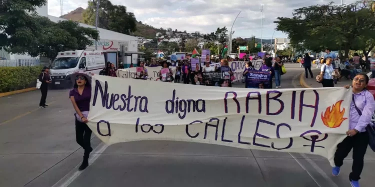 Foto: Jesús Santiago // Desde la Fuente de las Ocho Regiones las mujeres marcharon para exigir justicia.