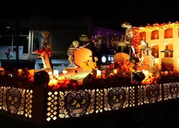 Foto: Gobierno de Oaxaca // Desfilaron carros alegóricos iluminados y adornados con motivos de Fieles Difuntos.