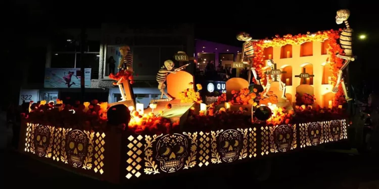 Foto: Gobierno de Oaxaca // Desfilaron carros alegóricos iluminados y adornados con motivos de Fieles Difuntos.