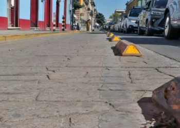 Foto: Adrián Gaytán // Destruida, sin mantenimiento e insegura, así los tramos de ciclovía en la ciudad.