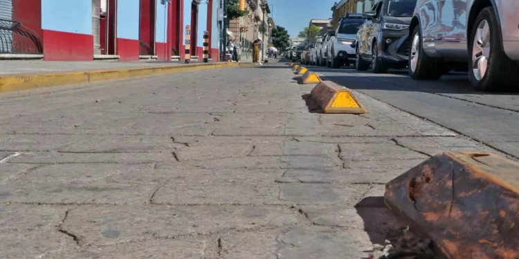 Foto: Adrián Gaytán // Destruida, sin mantenimiento e insegura, así los tramos de ciclovía en la ciudad.