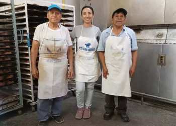 Foto: Lisbeth Mejía Reyes // Don Jesús lleva seis décadas trabajando en este negocio, en el que le apoyan su hija Erika y el señor Félix Sandoval.