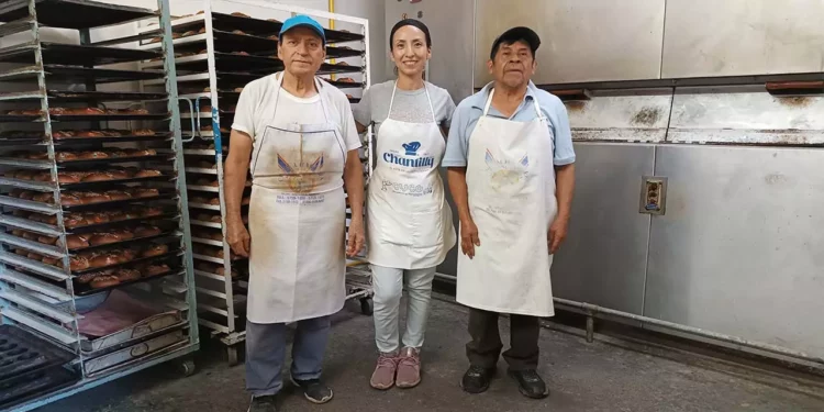 Foto: Lisbeth Mejía Reyes // Don Jesús lleva seis décadas trabajando en este negocio, en el que le apoyan su hija Erika y el señor Félix Sandoval.