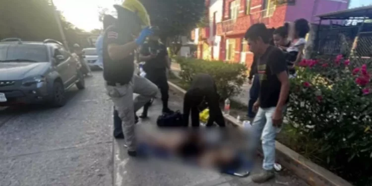 El accidente se suscitó cuando circulaba de copiloto a bordo de una motocicleta marca Vento.