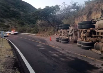 El conductor perdió el control del tráiler y volcó aparatosamente.