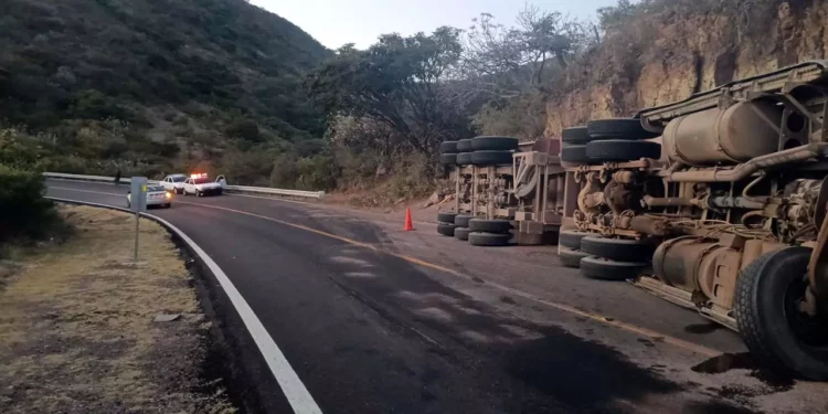 El conductor perdió el control del tráiler y volcó aparatosamente.