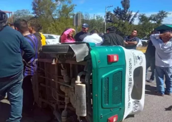 El conductor del mototaxi fue valorado por paramédicos debido a posibles lesiones.