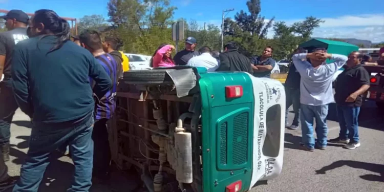 El conductor del mototaxi fue valorado por paramédicos debido a posibles lesiones.