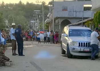 El segundo hombre, aún sin identificar, fue encontrado muerto junto a una camioneta Jeep Cherokee gris.