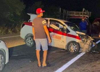 El taxista logró salir con vida, a pesar del fuerte impacto.