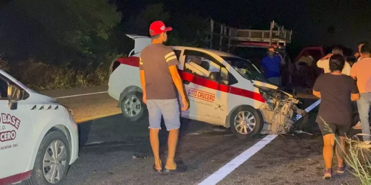 El taxista logró salir con vida, a pesar del fuerte impacto.