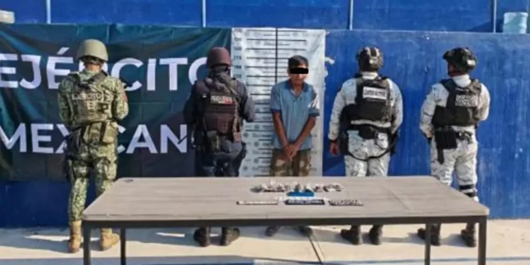 En el municipio de San Juan Cacahuatepec, elementos estatales detuvieron a José Arturo M.C, de 36 años.