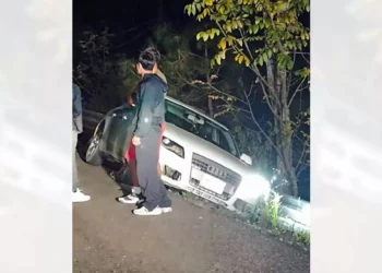 Sufren accidente en Tlaxiaco al perder el control de la unidad y chocar contra un muro.