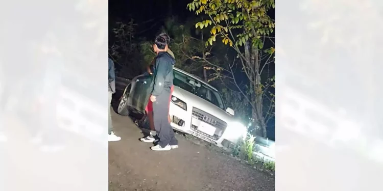 Sufren accidente en Tlaxiaco al perder el control de la unidad y chocar contra un muro.