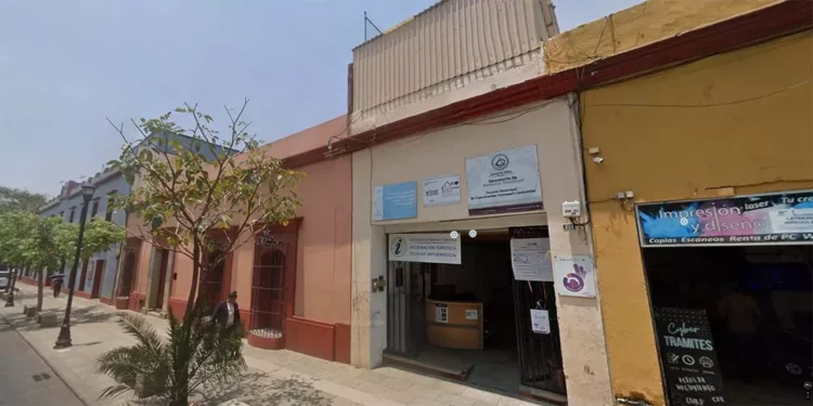 Foto: Google Maps // El inmueble que se estudia para construir o no un estacionamiento se trata del que actualmente opera en la calle Manuel García Vigil como Escuela Municipal de Capacitación Artesanal e Industrial.