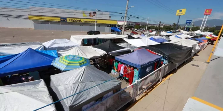 Foto: Adrián Gaytán // El tianguis indeseado terminó instalándose en avenida de Las Águilas, en los límites de Oaxaca de Juárez y Santa Cruz Xoxocotlán.