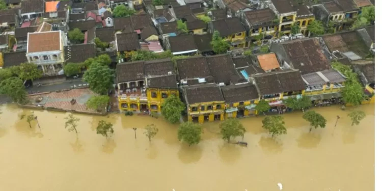 Filipinas evacúa a más de 150,000 personas ante la llegada del potente tifón Kalmaegi