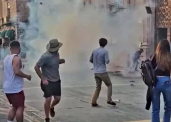 Protesta por asesinato de alcalde de Uruapan termina con incendio en Palacio de Gobierno