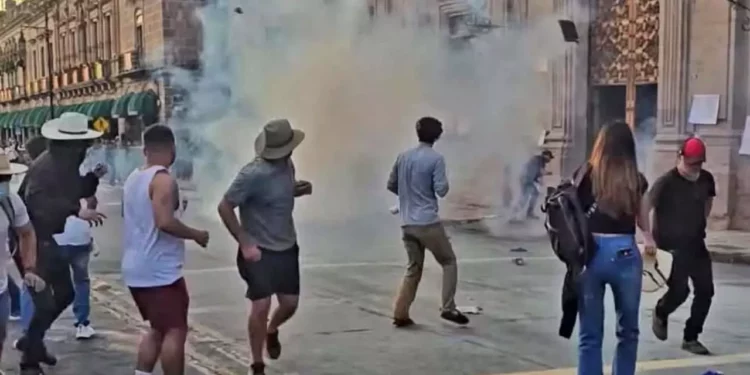 Protesta por asesinato de alcalde de Uruapan termina con incendio en Palacio de Gobierno