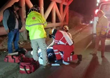 Gael perdió el control de su moto y cayó sobre el pavimento.