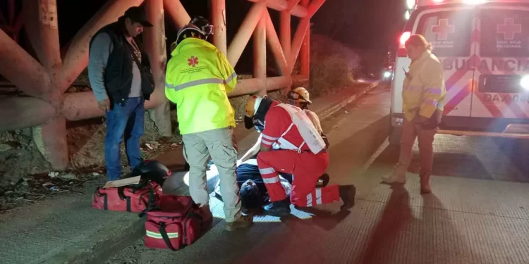 Gael perdió el control de su moto y cayó sobre el pavimento.