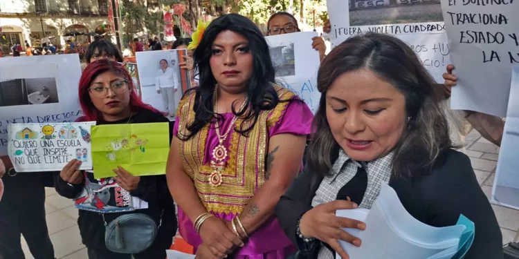 Insisten en destitución de la directora; la acusan de abusos, acoso escolar y discriminación.