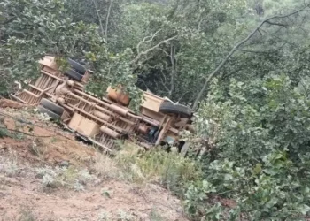 Volcadura de autobús en el paraje Río Cacho deja 29 lesionados; tres son menores de edad