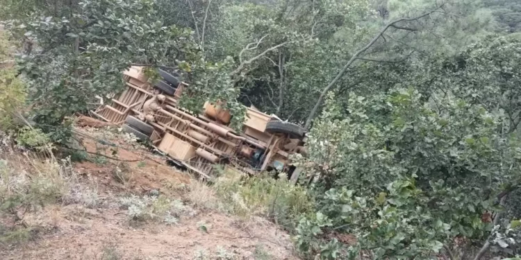 Volcadura de autobús en el paraje Río Cacho deja 29 lesionados; tres son menores de edad