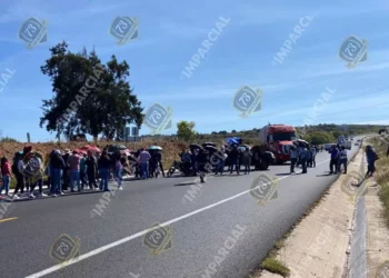 Bloquea S-22 entronque de supercarretera;  exigen entrega formal de Clínica del ISSSTE