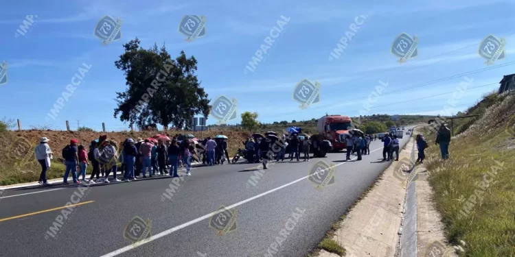 Bloquea S-22 entronque de supercarretera;  exigen entrega formal de Clínica del ISSSTE