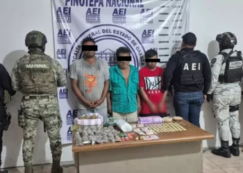 Otro golpe al narcomenudeo en Pinotepa Nacional: detienen a tres y aseguran droga y dinero