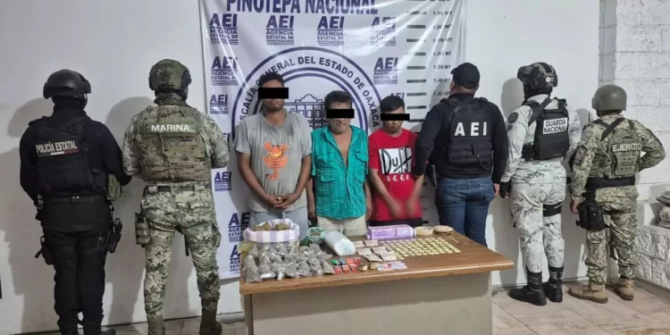 Otro golpe al narcomenudeo en Pinotepa Nacional: detienen a tres y aseguran droga y dinero